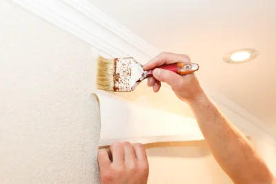 Pose de papier peint à Brennilis — revêtements muraux et toiles de verre